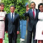 Los Sarkozy y los Obama, ayer, en la puerta de la Prefectura de Caen