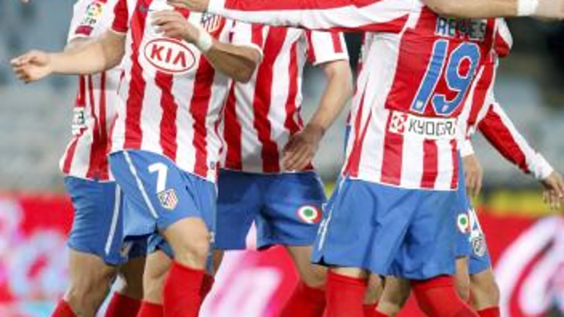 Los jugadores del Atlético de Madrid celebran uno de los goles del equipo, durante el partido