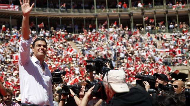 El secretario general del PSOE, Pedro Sánchez, saluda durante el mitin celebrado en la plaza de toros de Valencia ante más de 12.000 personas.