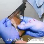 Una de las secuencias del vídeo que demuestra la contaminación de las pruebas del crimen por parte de la Policía