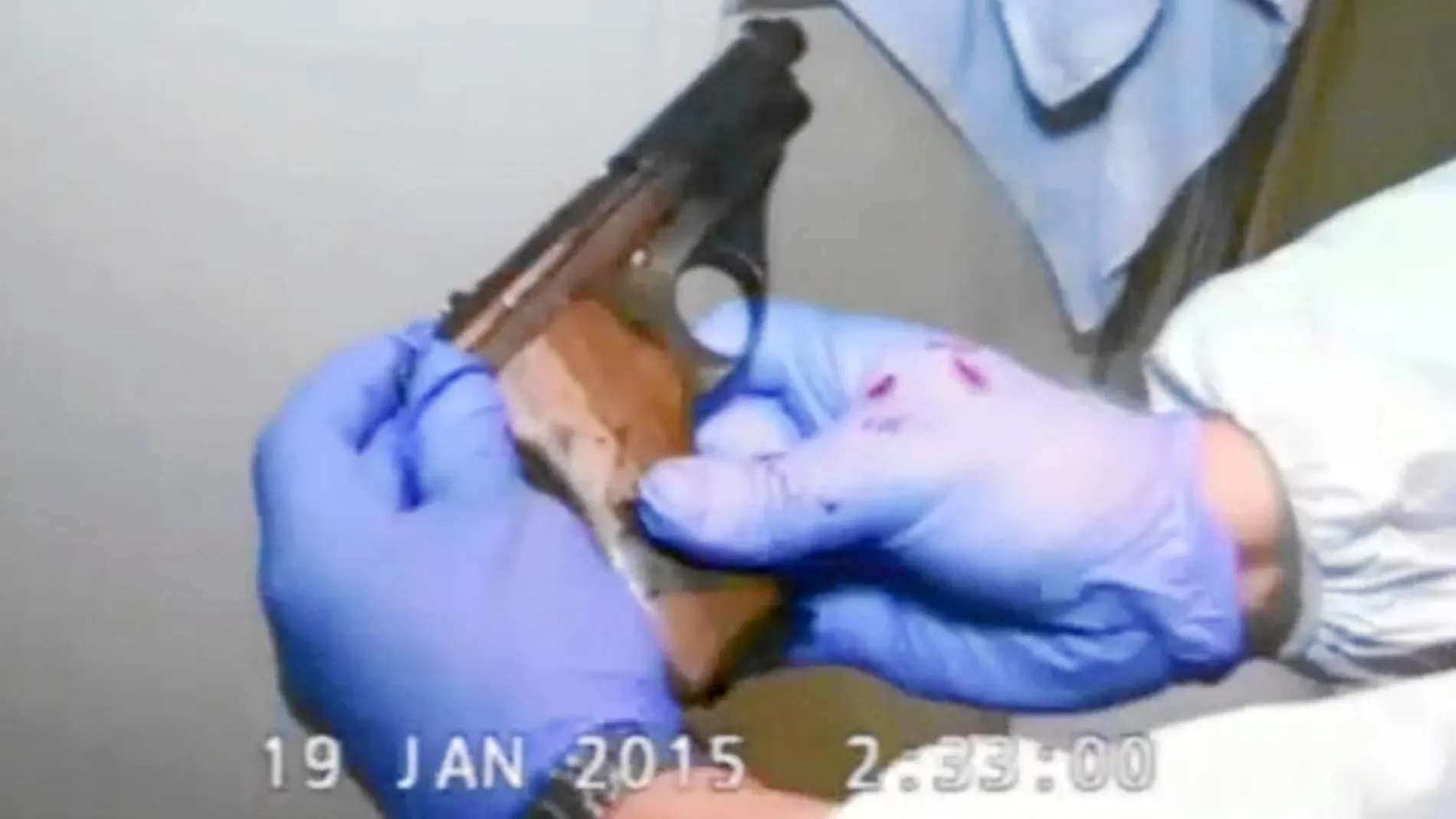 Una de las secuencias del vídeo que demuestra la contaminación de las pruebas del crimen por parte de la Policía
