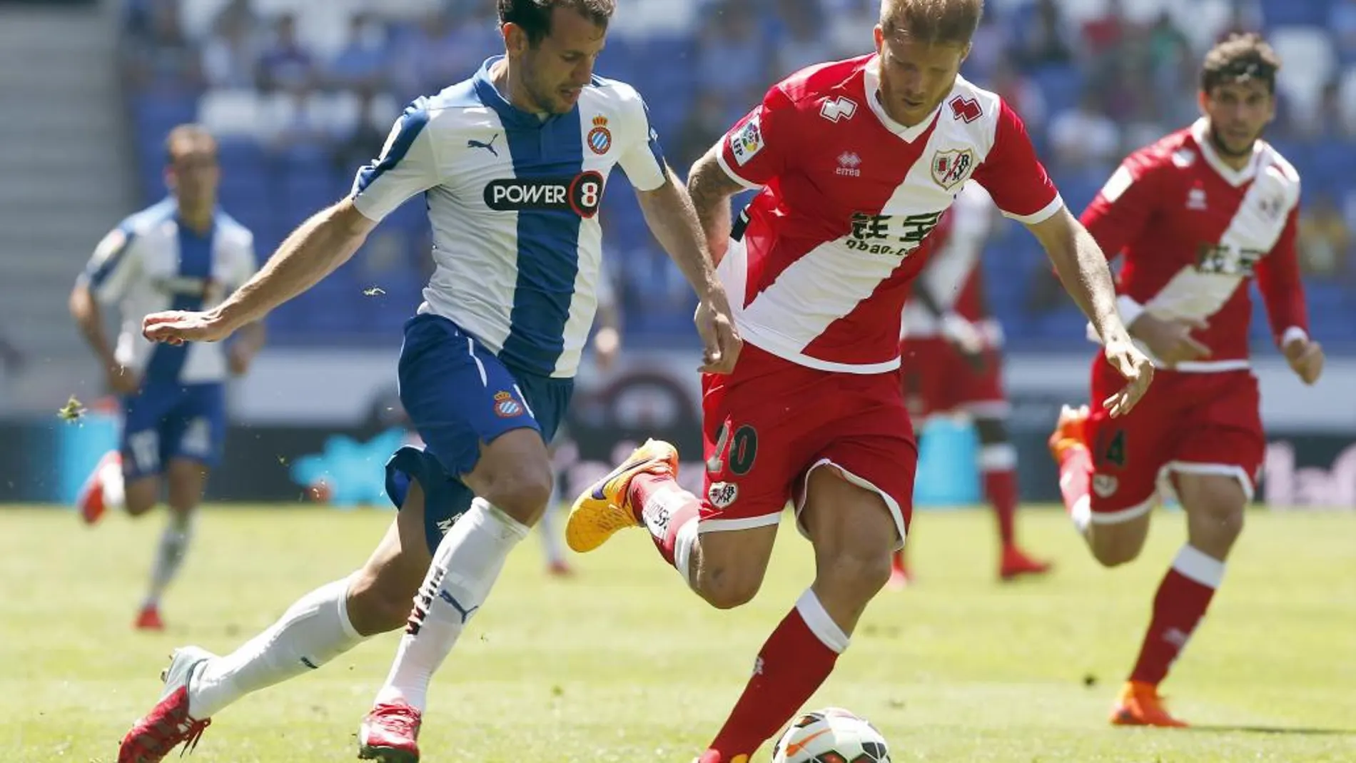 El defensa del Rayo Vallecano, Jorge García Morcillo (d), intenta evitar el avance del delantero uruguayo del Espanyol, Christian Stuani.