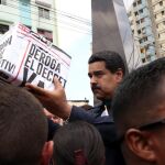 El presidente de Venezuela, Nicolás Maduro, sostiene una caja con firmas de seguidores que firmaron una petición para derogar las sanciones de Estados Unidos contra Venezuela, en el barrio El Chorrillo de Ciudad de Panamá