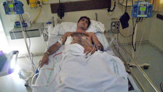 . El torero mexicano Arturo Macías, herido el domingo, 25, "muy grave"en la plaza gaditana de El Puerto de Santa María fotografiado anoche en la UCI del Hospital General de Jerez, donde se encuentra ingresado