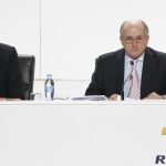 El presidente de Repsol, Antonio Brufau, y el presidente de CaixaBank, Isidro Fainé, en la Junta General de Accionistas de la petrolera