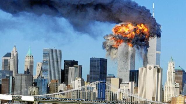 Momento en que uno de los aviones se estrella contra una de las torres el 11-S