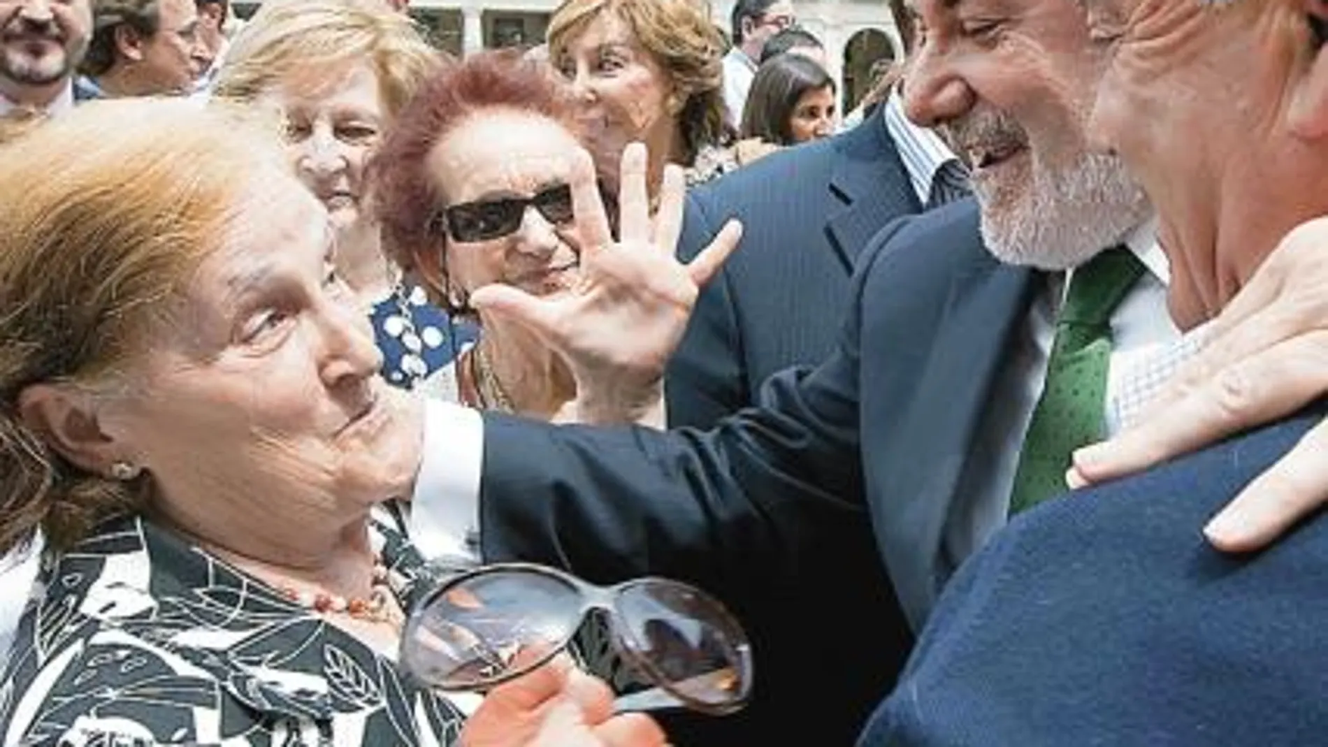 Una campaña sin un eje argumental único y dirigida a su militancia