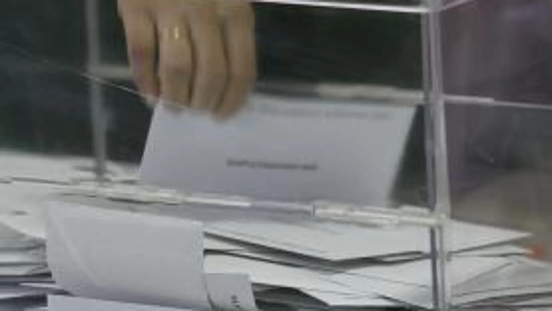 La abstención, ligeramente más baja que la de 2004, llega al 54 por ciento, la tercera mayor de la democracia
