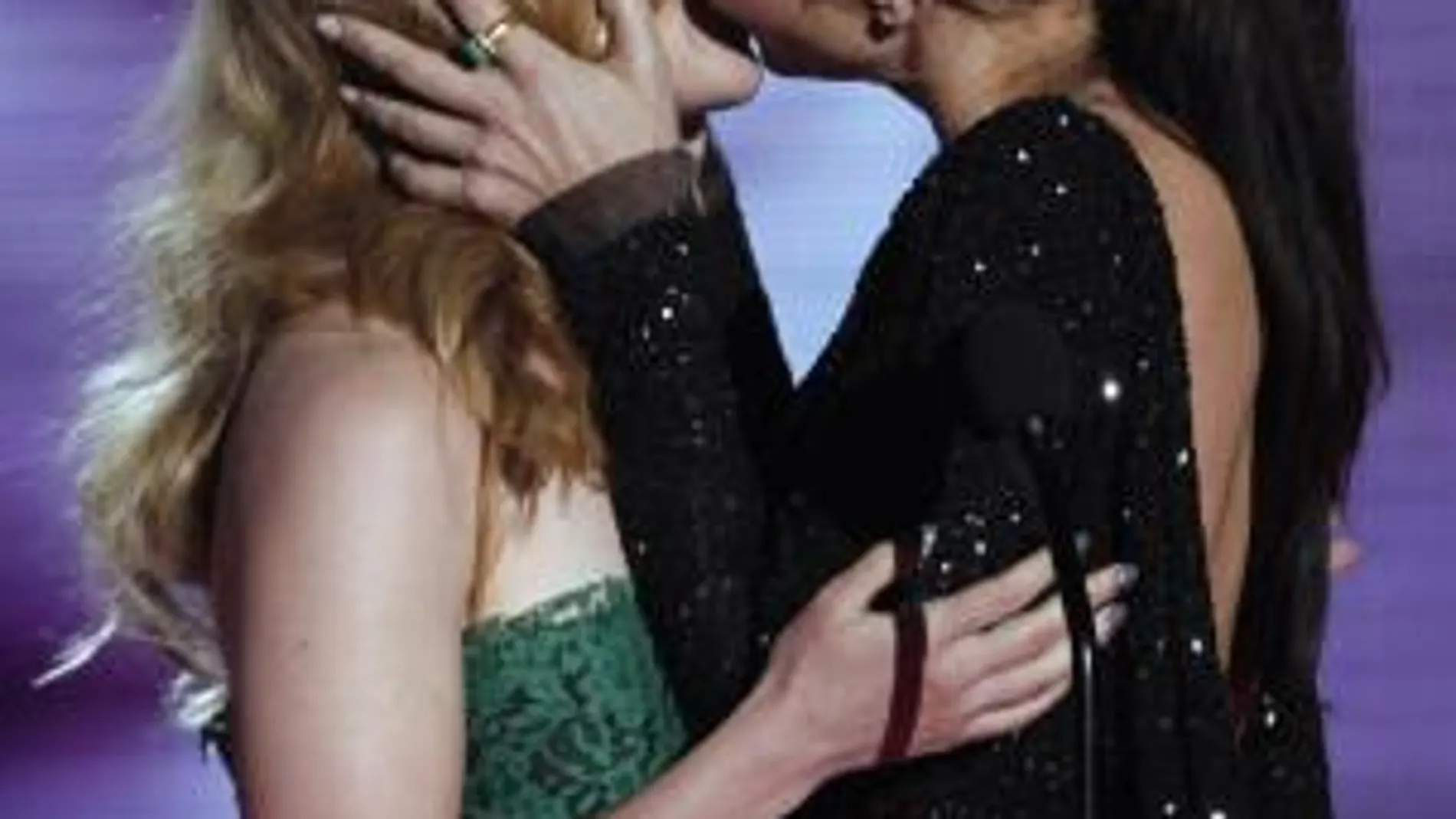 Sandra Bullock besa a Scarlett Johansson en los MTV Awards