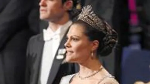 Victoria de Suecia, con su hermano al fondo, en la ceremonia de los Nobel