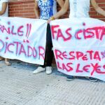 Varias personas se concentraron ayer a las puertas del Juzgado número 7 de Parla para recriminar a Fraile