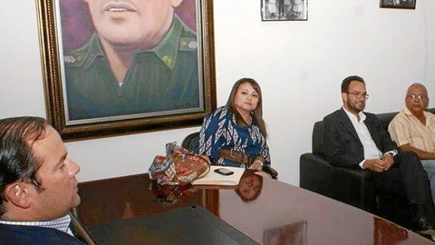 A la izquierda, el político centroamericano Javier Martínez-Acha, amigo del socialista Antonio Hernando, que aparece sentado con camisa blanca