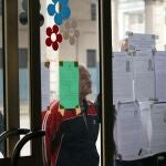 Un hombre lee las biografías de los candidatos