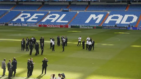 La expedición de la Juventus, en el césped del estadio Santiago Bernabéu en la tarde de ayer