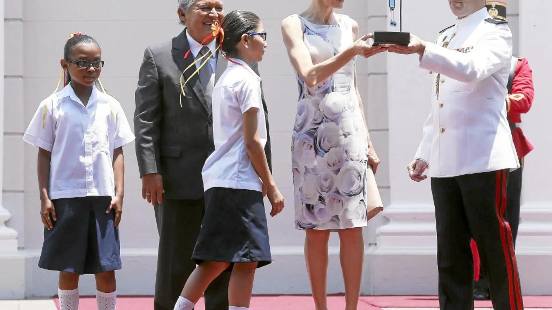 La Reina recibe una escultura del togoroz, ave nacional de El Salvador