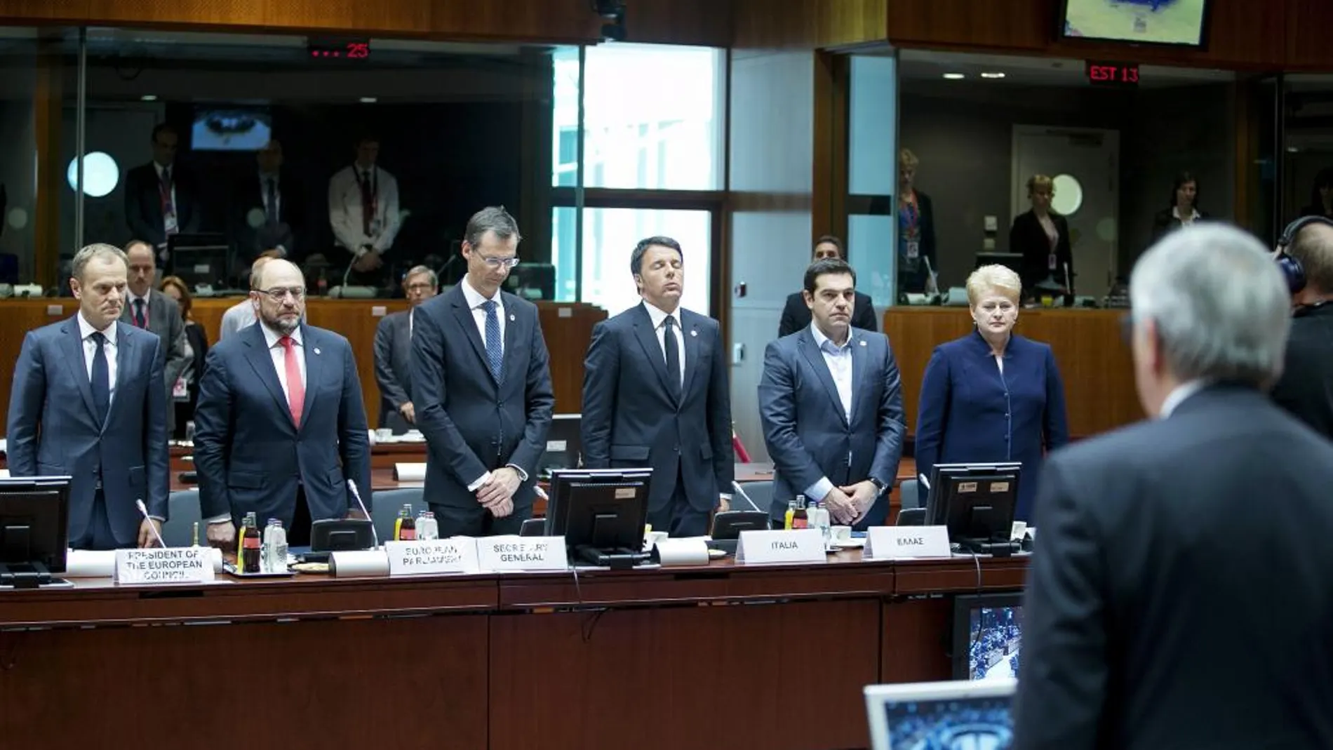 Los líderes de la Unión Europea (UE) comenzaron hoy con un minuto de silencio la cumbre