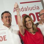 El candidato socialista a la Alcaldía de Sevilla, Juan Espadas, arropado por Susana Díaz