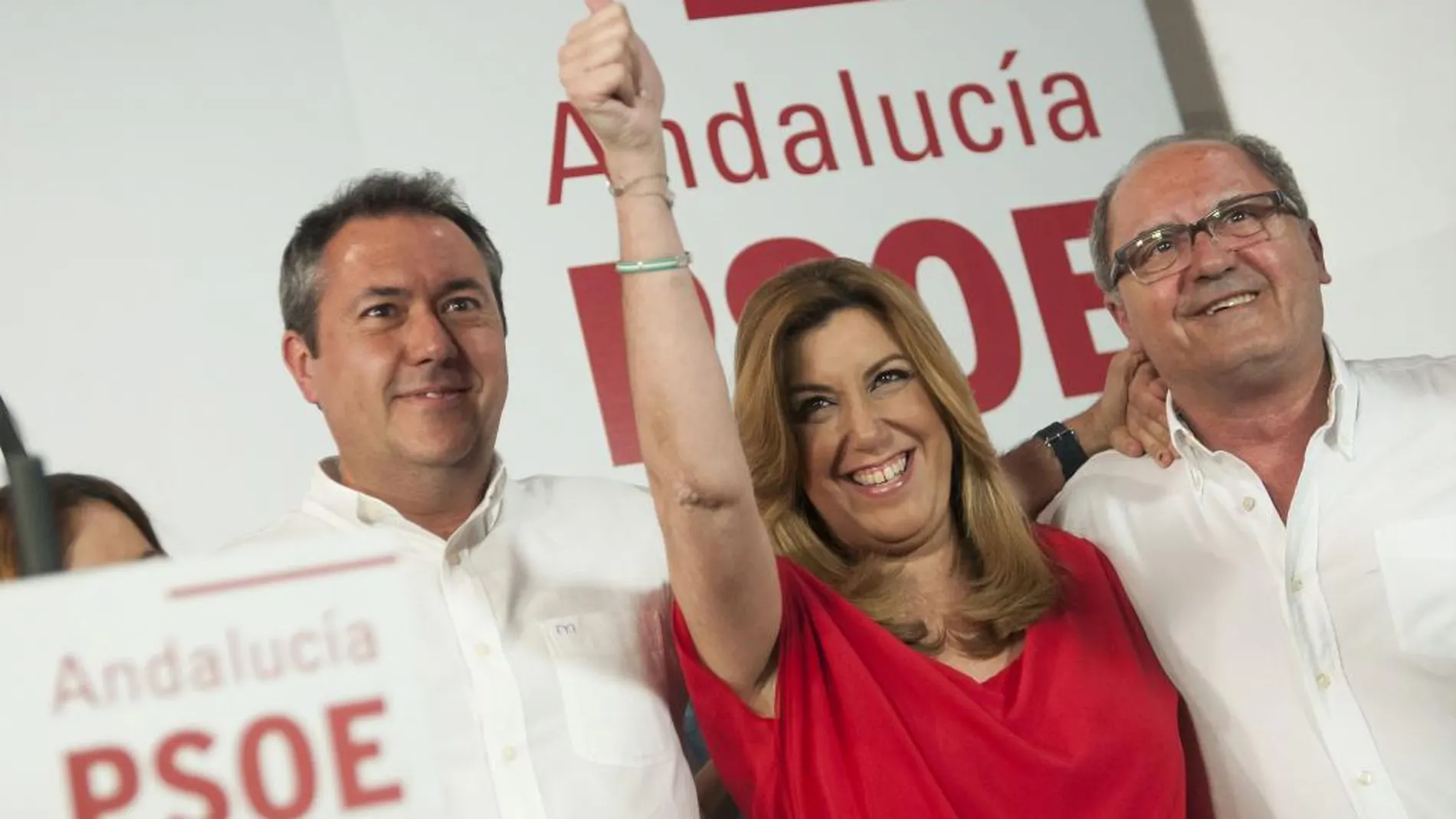 El candidato socialista a la Alcaldía de Sevilla, Juan Espadas, arropado por Susana Díaz