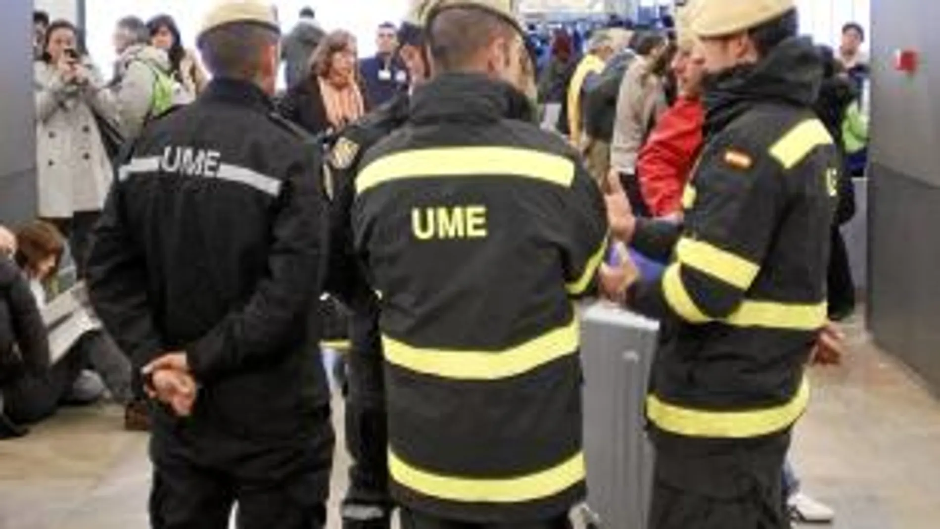 La decisión del Gobierno conllevó el despliegue en los aeropuertos de los miembros de la Unidad Militar de Emergencias (UME)