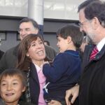 Rajoy y Sánchez-Camacho –con su hijo Manuel en brazos– hablaron de la familia como «escuela de valores» que hay que proteger