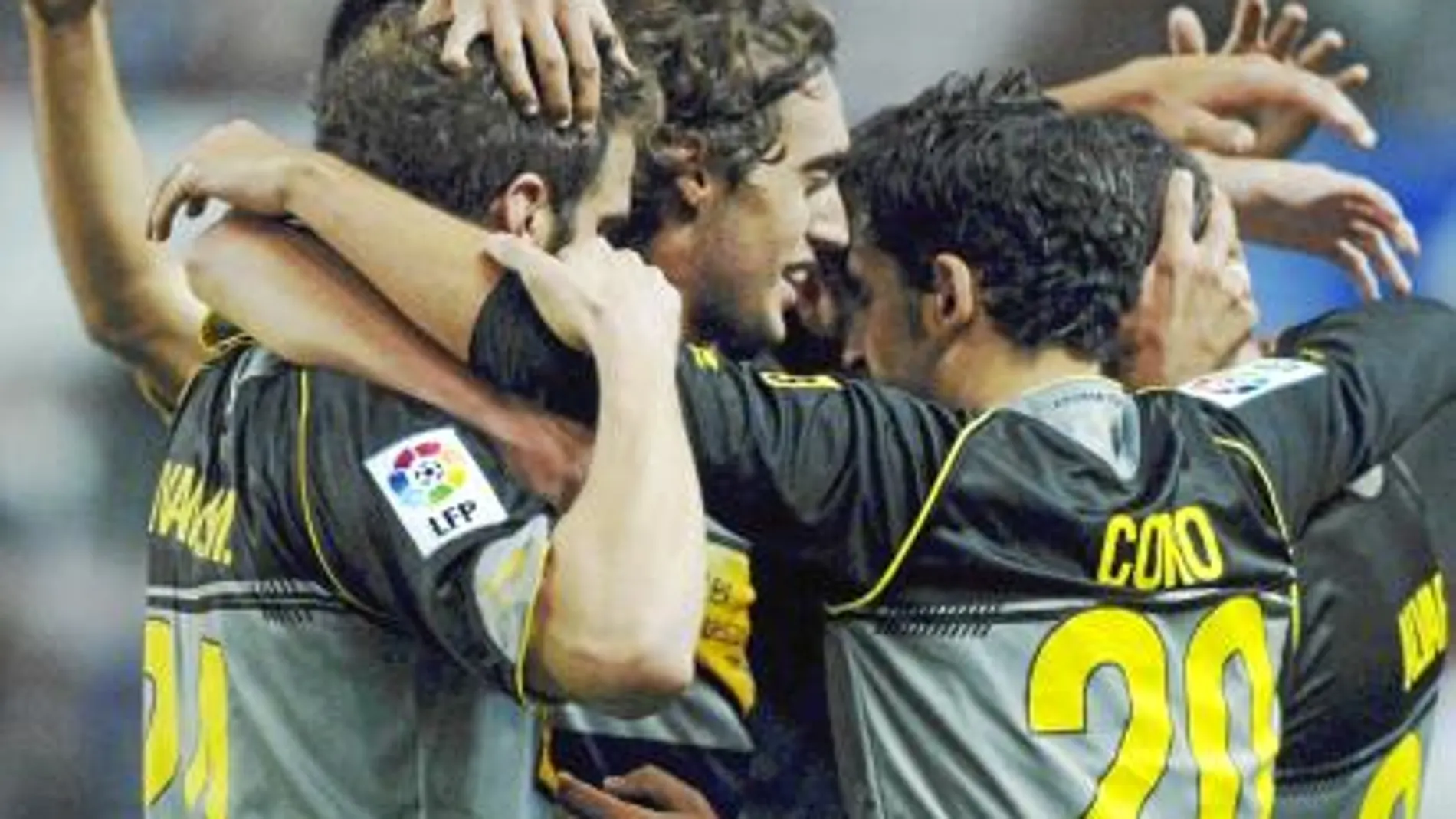 Los jugadores del Espanyol celebran con Álvaro Vázquez uno de sus dos goles coperos en Valladolid