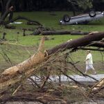 Un hombra pasa junto a los destrozos provocados por el temporal en Río Blanco, en el a´rea de Wimberley, Texas