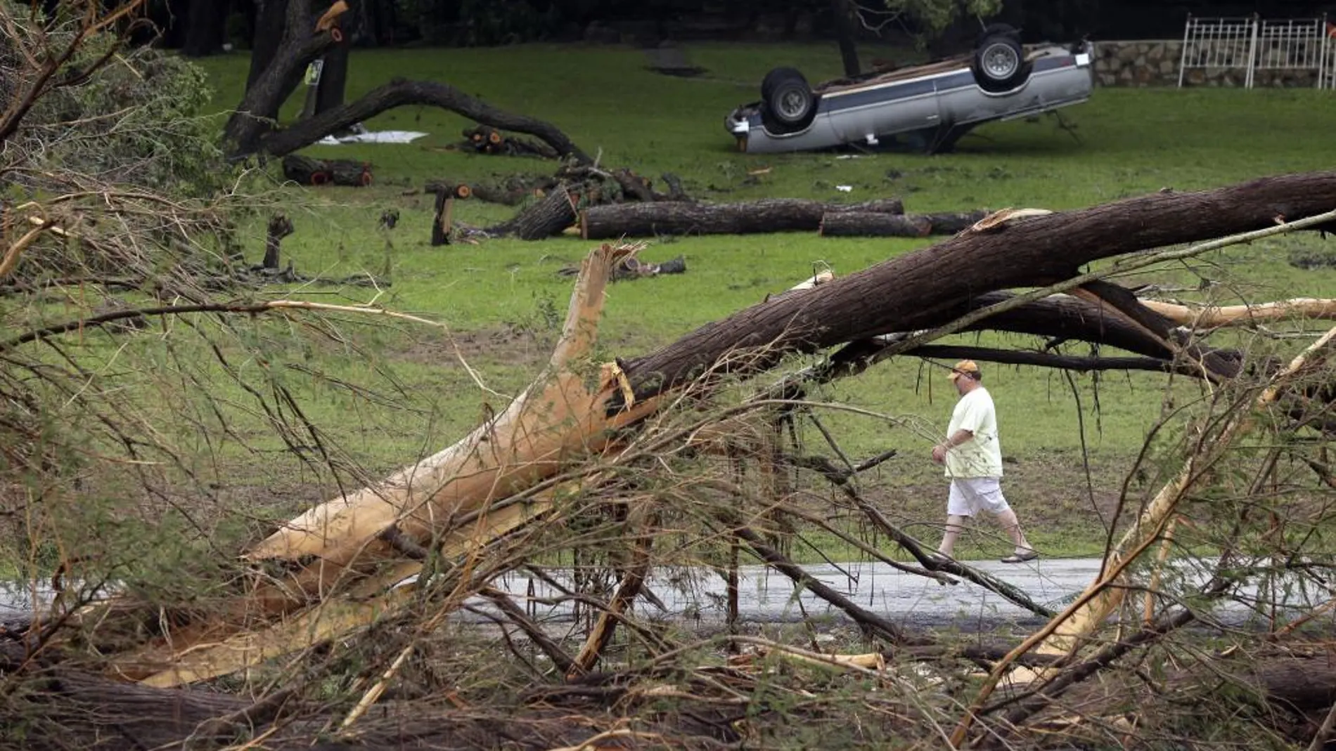 Un hombra pasa junto a los destrozos provocados por el temporal en Río Blanco, en el a´rea de Wimberley, Texas