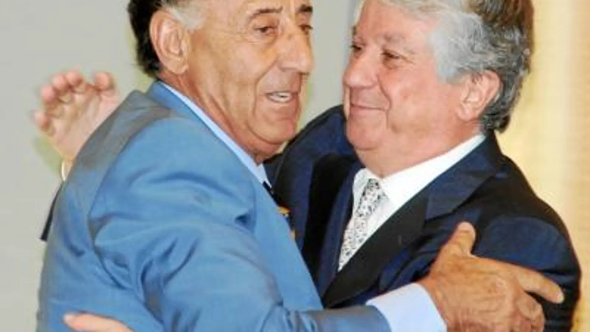 Santos Campanos y Arturo Fernández se abrazan tras el acto