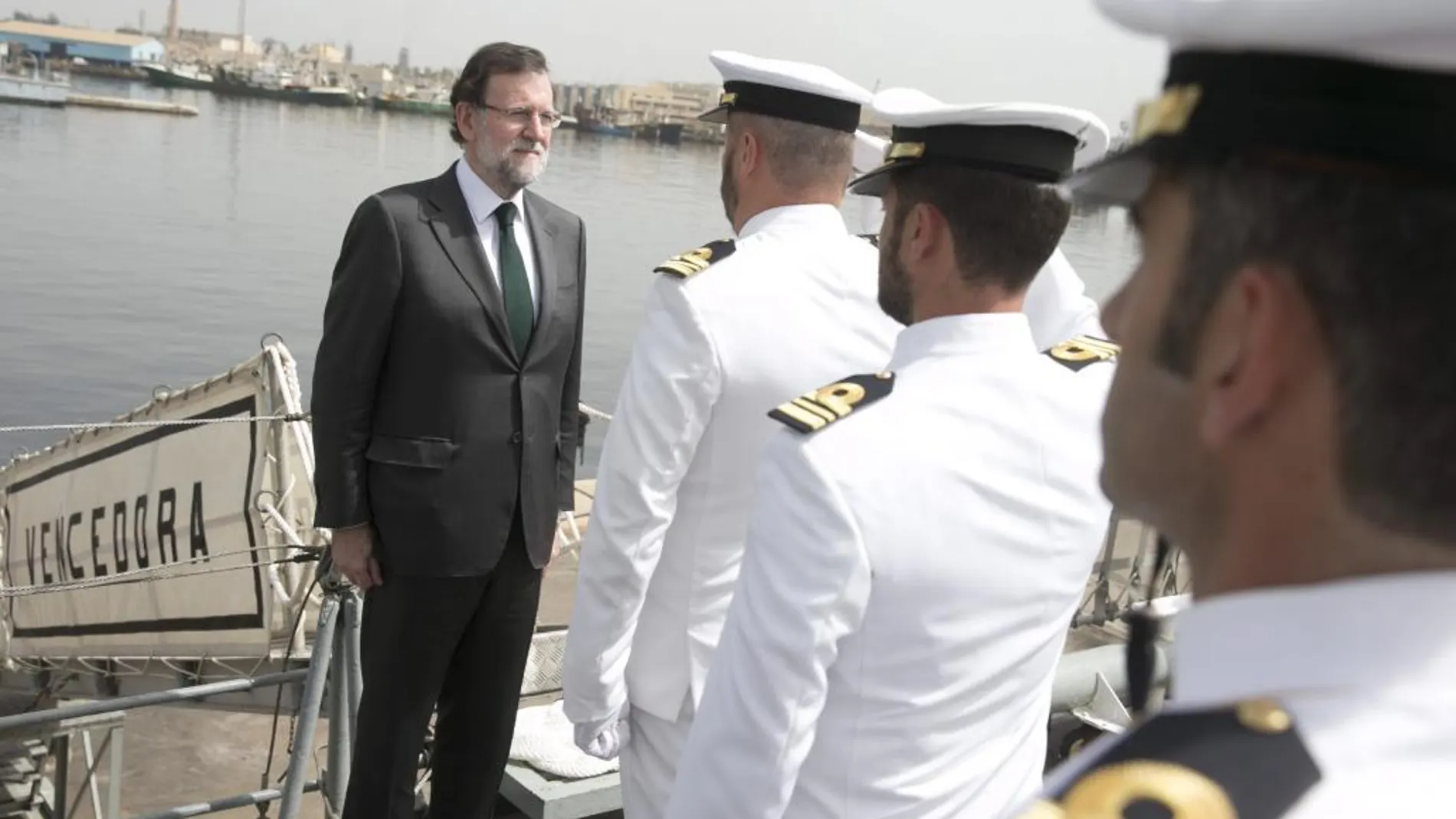 El presidente del Gobierno, Mariano Rajoy, que se encuentra de viaje oficial a la República de Senegal, durante su visita al patrullero de la Armada "Vencedora", amarrado en la base naval de Dakar.
