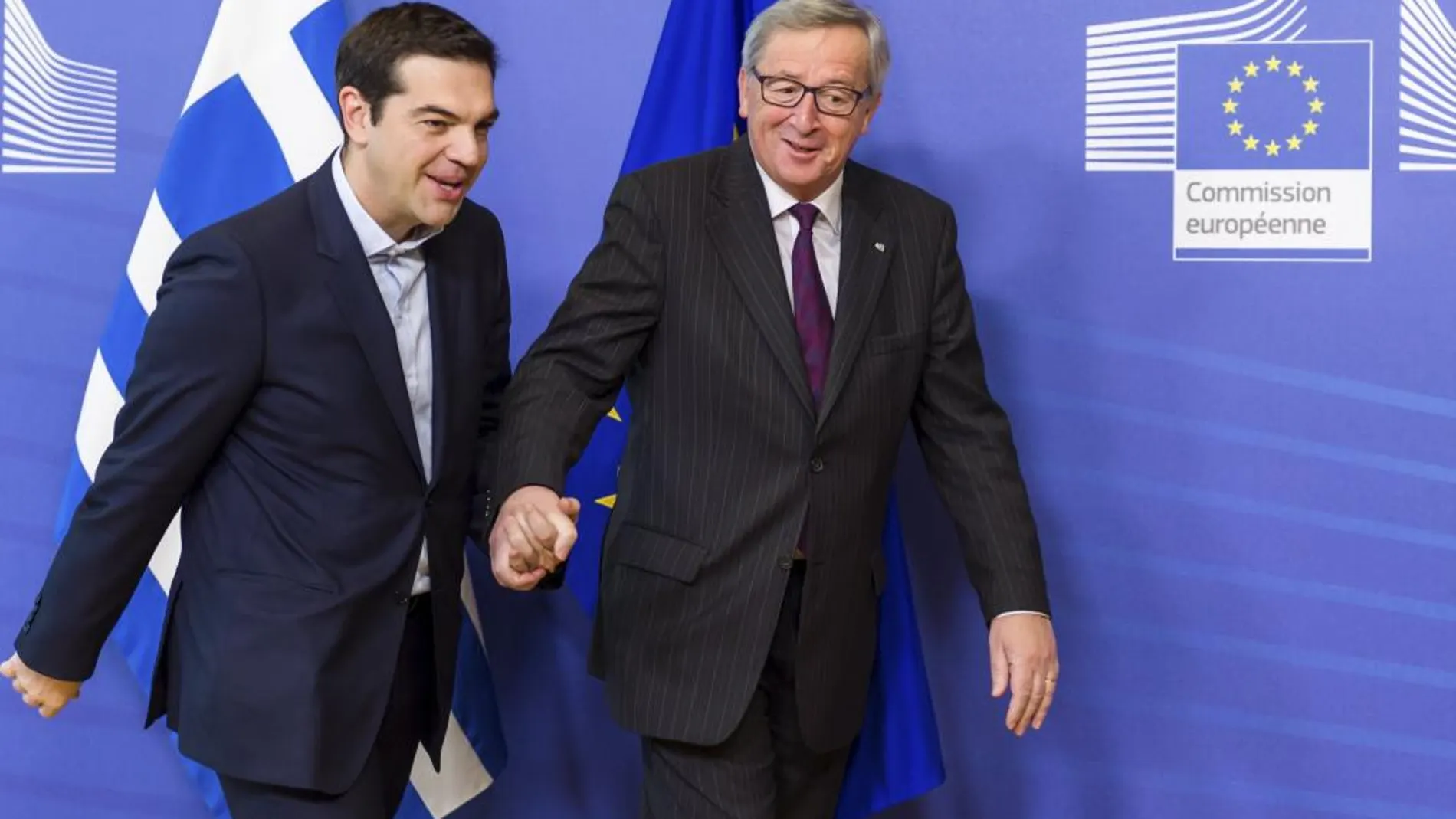 Imagen de archivo, del pasado 4 de febrero, del presidente de la Comisión Europea (CE), Jean Claude Juncker (d), dando la bienvenida al nuevo primer ministro griego, Alexis Tsipras, antes de su reunión celebrada en la sede de la CE en Bruselas (Bélgica)