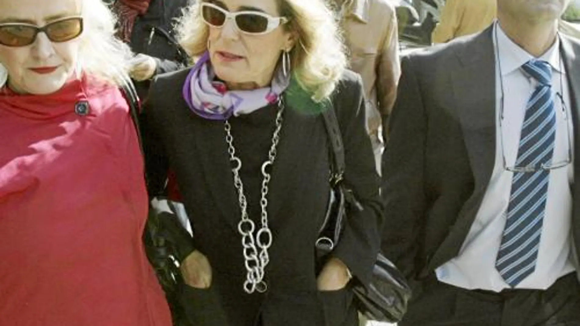 Ana María Vidal (centro), a la salida de los juzgados, ayer