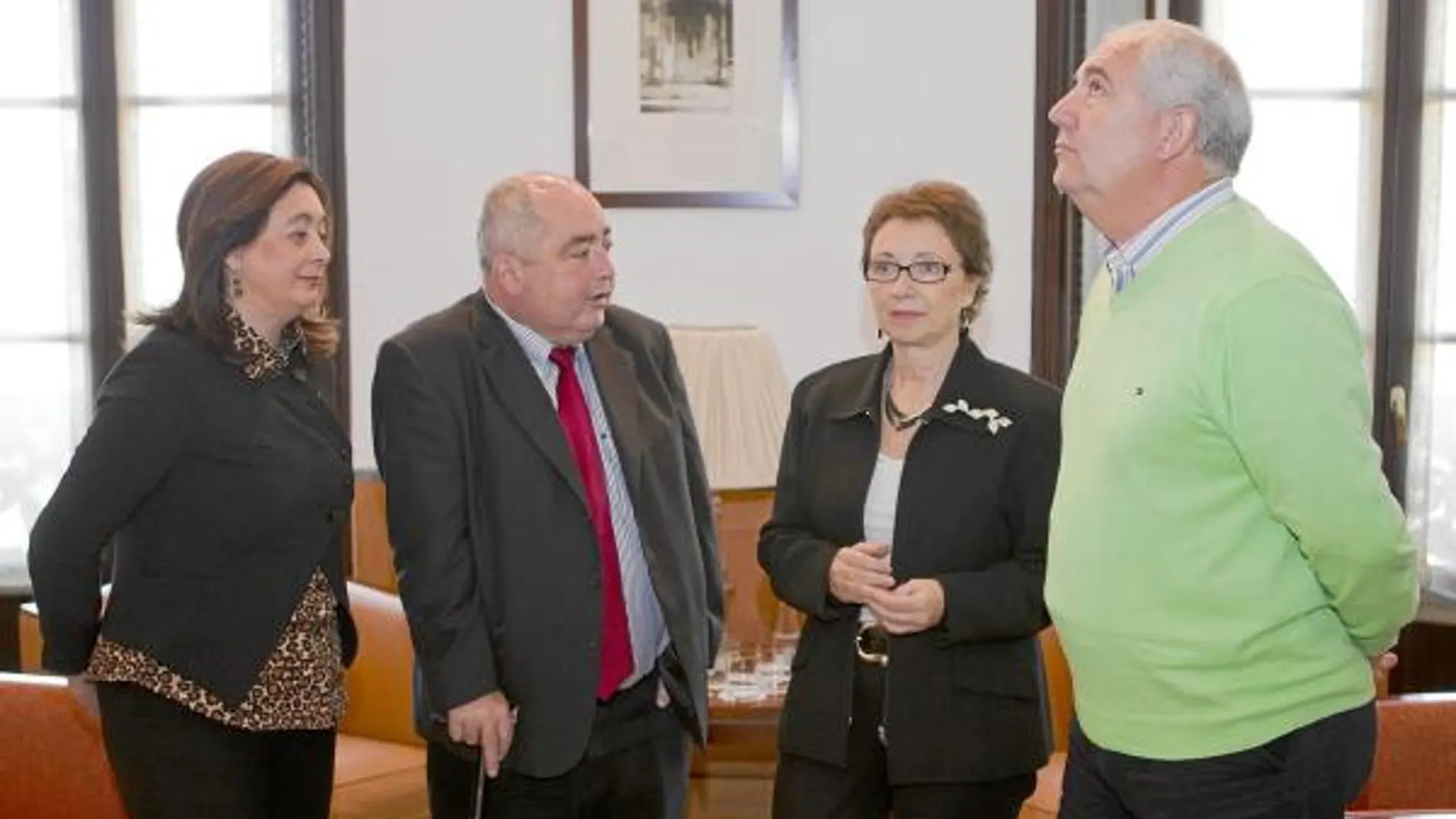 Mar Moreno, Manuel Pastrana, Carmen Martínez Aguayo y Francisco Carbonero, ayer, en la reunión que mantuvieron en el Palacio de San Telmo