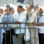 Palestinos hacen cola para pasar por el recién reabierto paso de Kalandia
