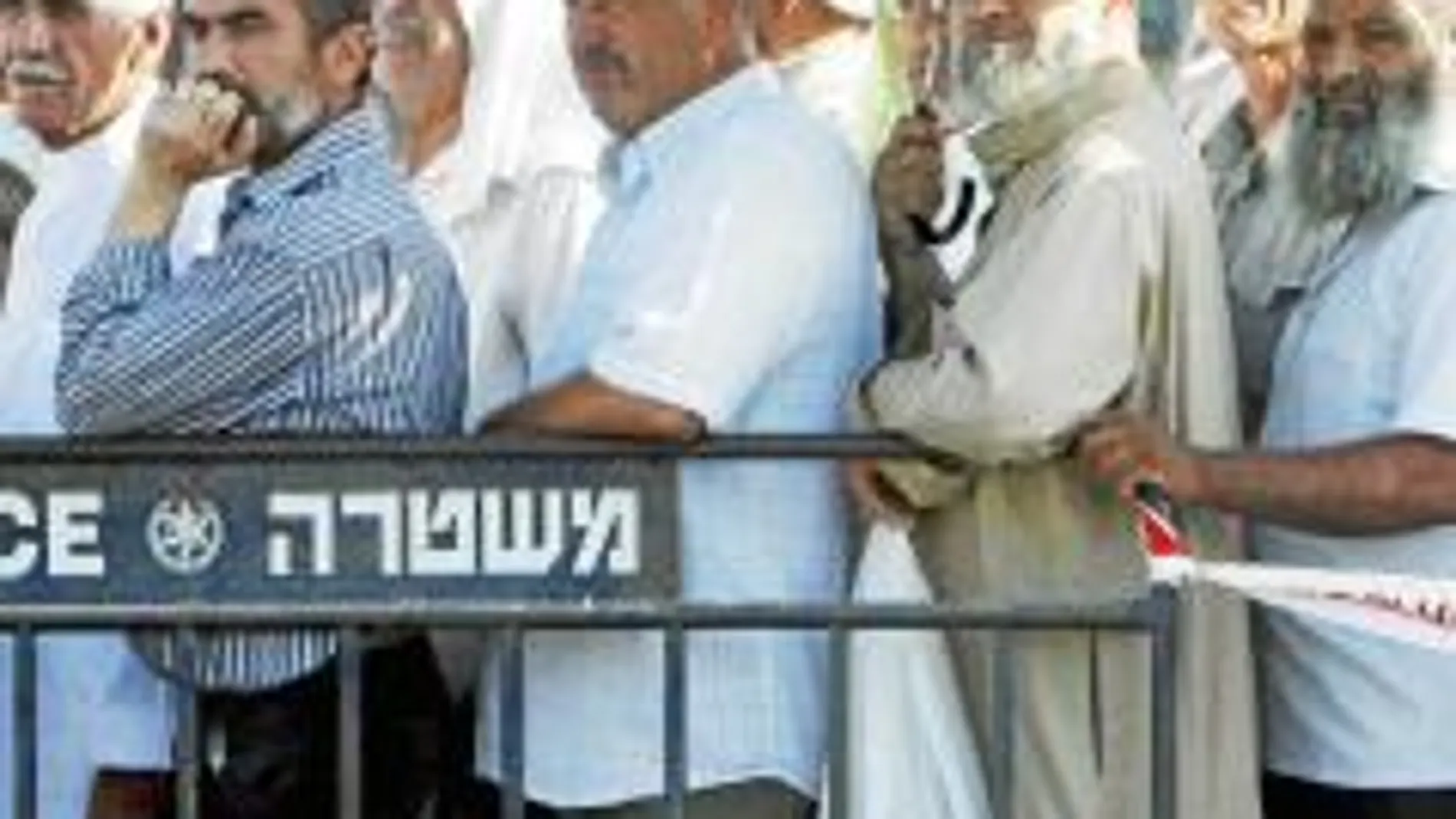 Palestinos hacen cola para pasar por el recién reabierto paso de Kalandia