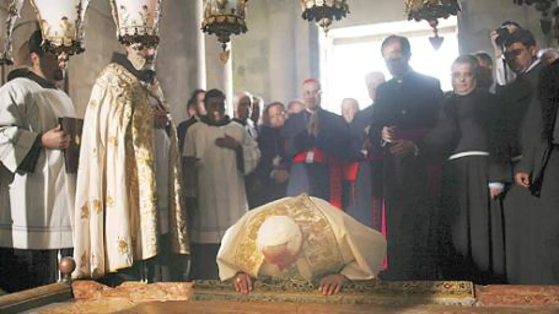 El Papa en el Sepulcro: «El mal nunca tiene la última palabra»