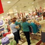 Personas miran productos durante las rebajas en una imagen de archivo