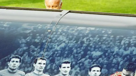 Vicente del bosque camina hacia el banquillo en el entrenamiento vespertino de ayer