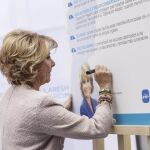 Esperanza Aguirre firma sus compromisos electorales