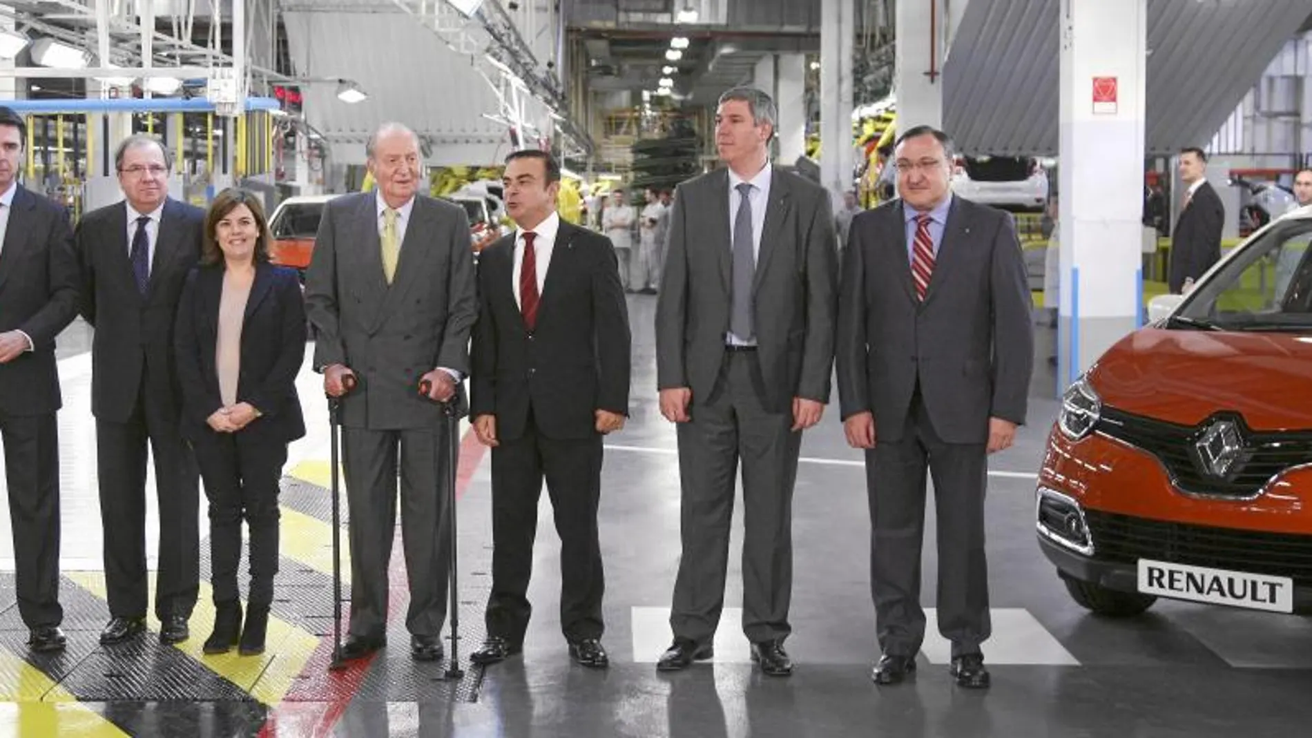 Don Juan Carlos junto a los ministros Soria y Sáenz de Santamaría, Herrera, Goshn, De los Mozos, Guillermo y el nuevo modelo de Renault, el Captur