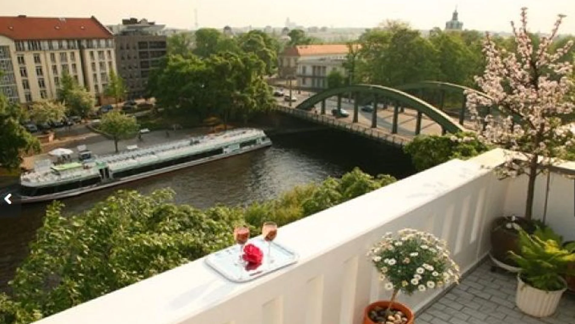 Vista de un apartamento con vistas al río en Berlín