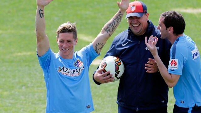 Torres celebra su victoria en el rondo, mientras Godín protesta al «Mono» Burgos