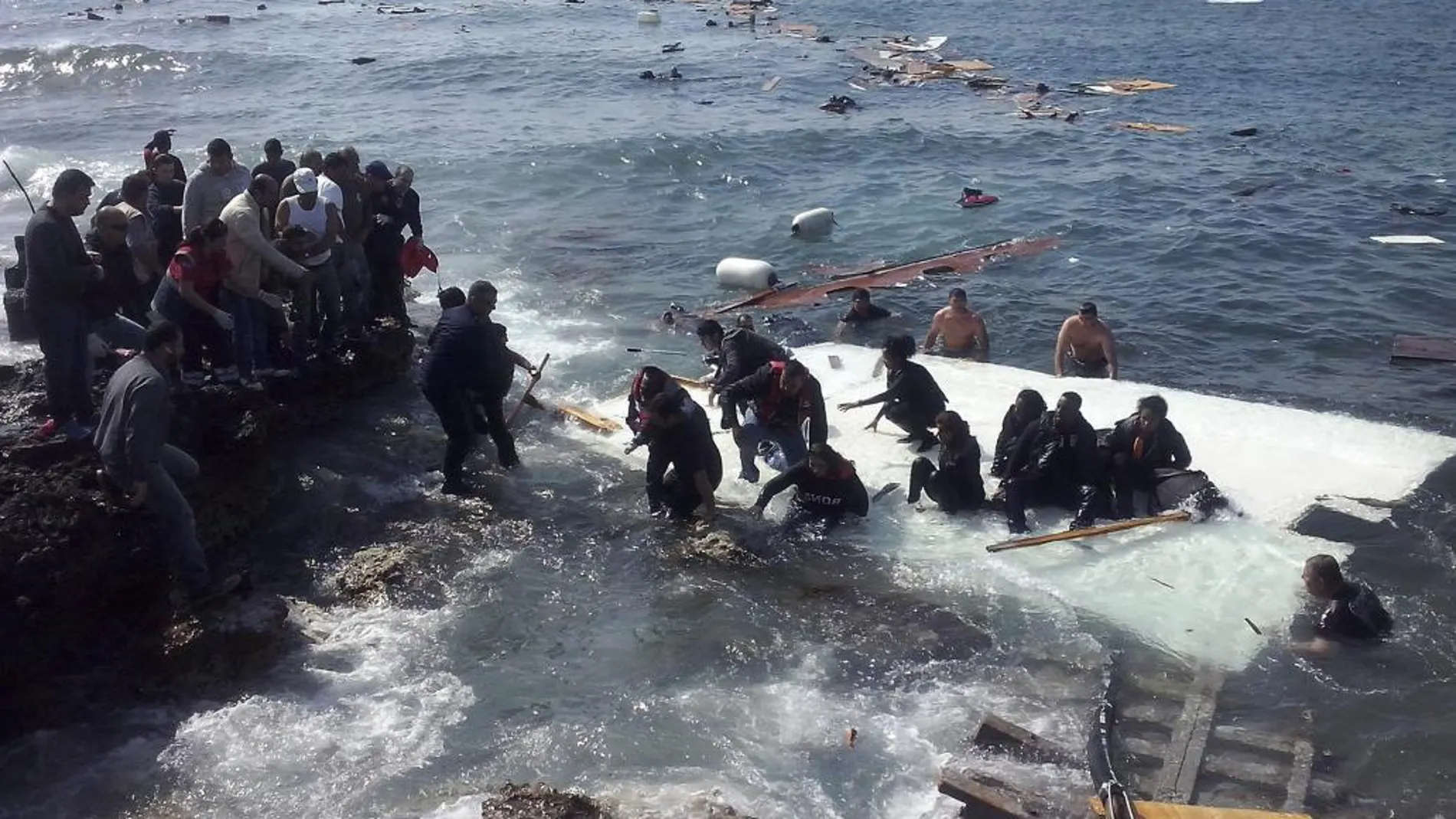 Inmigrantes llegan a la playa de Zefyros en Rodas (Grecia)