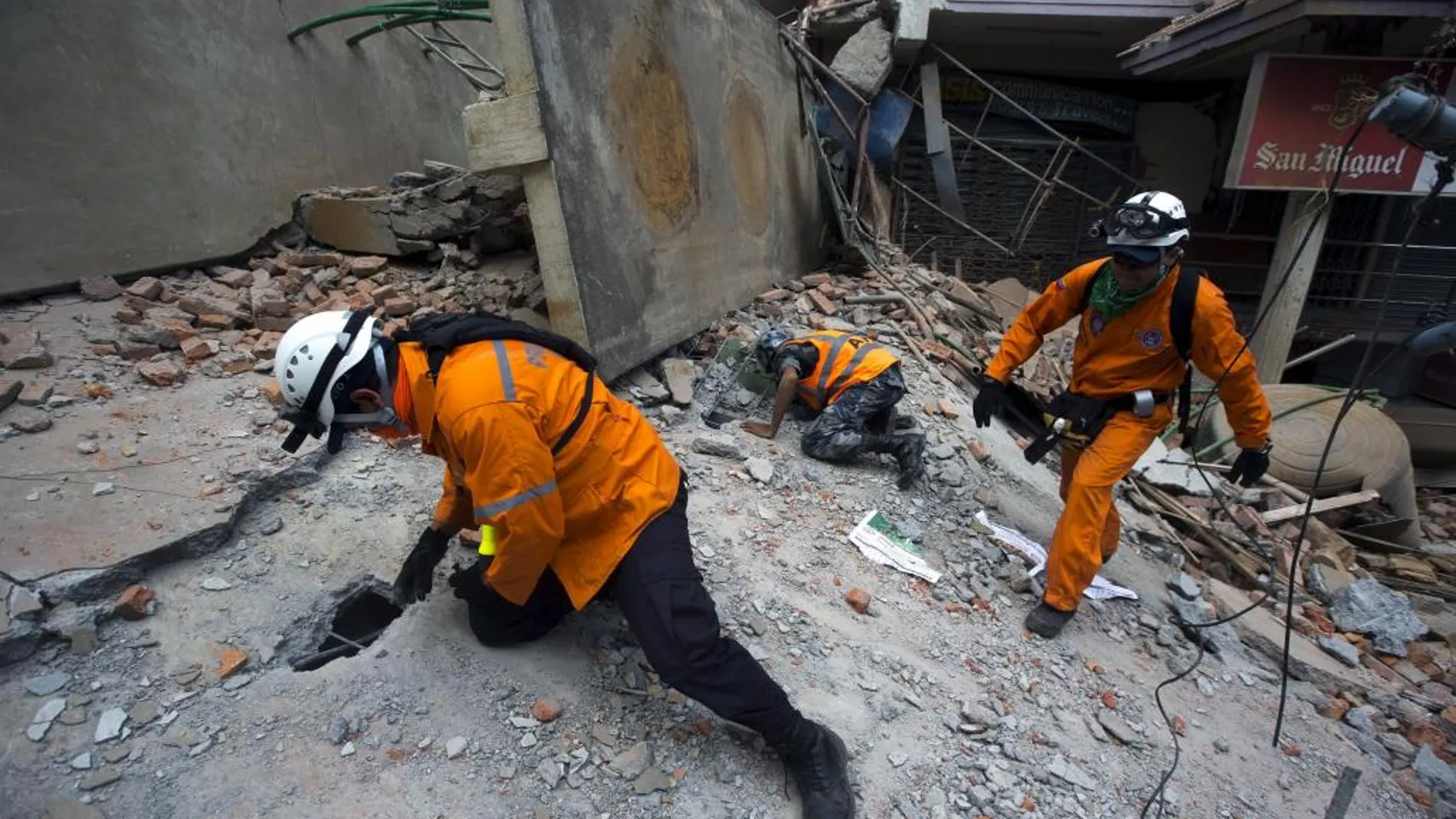 Los equipos de emergencia buscan víctimas entre los escombros de un edificio