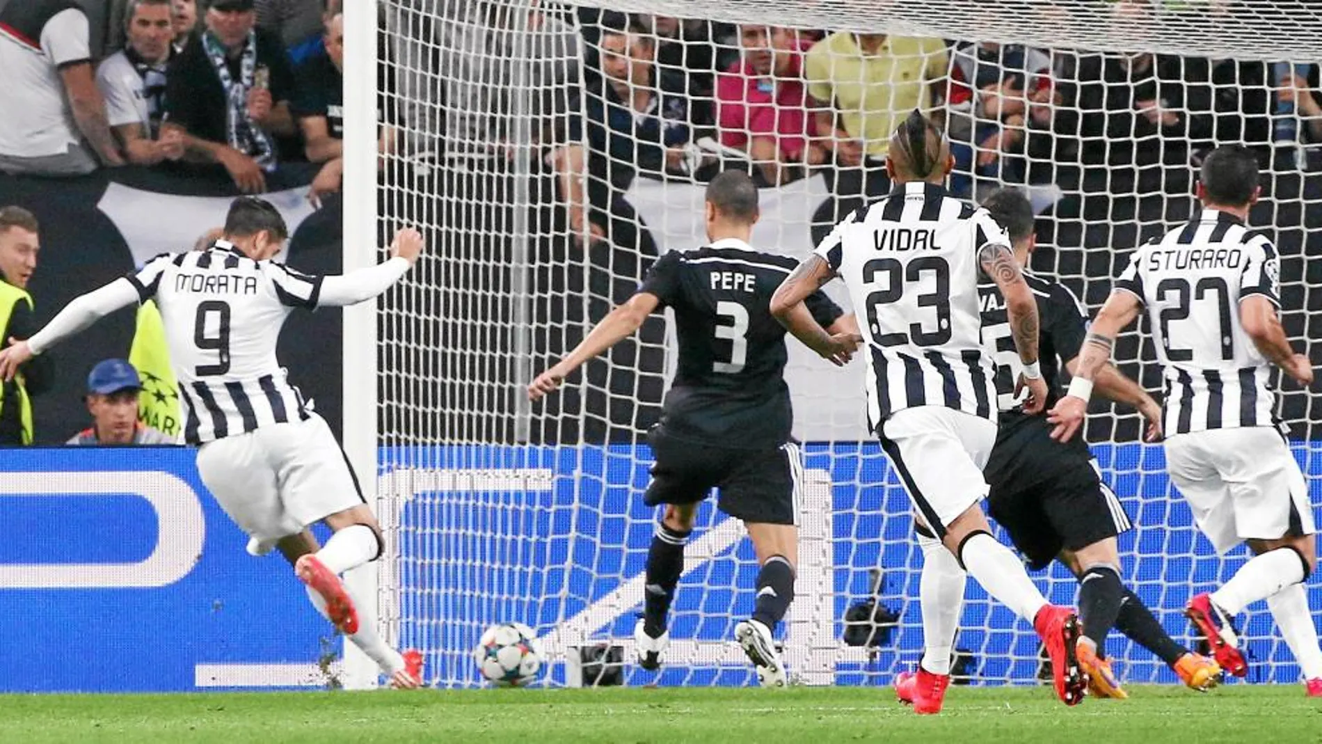 Morata empuja la pelota a la portería para marcar el primero de la Juventus