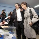 Radicales abertzales increpan e insultan a Patxi López cuando acudía a votar