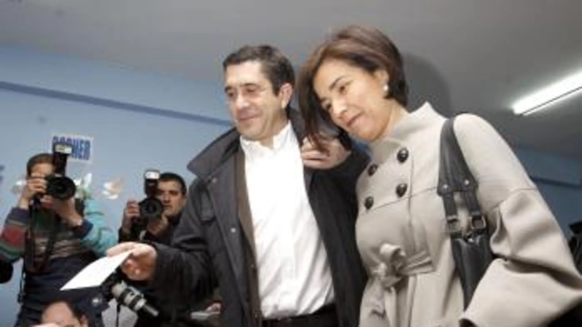 Radicales abertzales increpan e insultan a Patxi López cuando acudía a votar