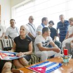 Miembros de la disidencia cubana en España recibieron con banderas a los liberados en su hotel