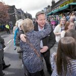 Una simpatizante abraza a David Cameron durante su visita a Addingham, donde se celebraba la vuelta ciclista de Yorkshire