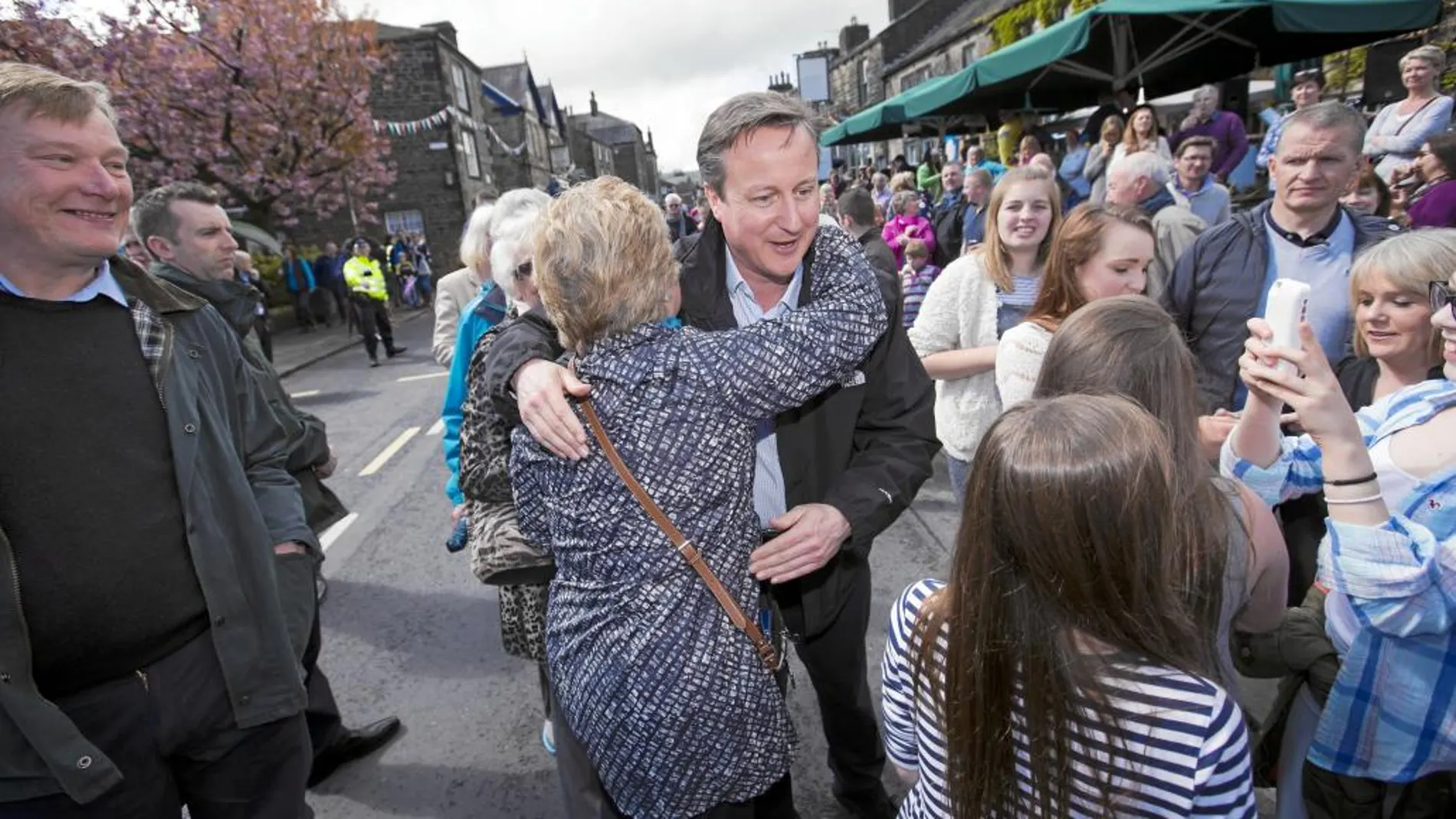 Una simpatizante abraza a David Cameron durante su visita a Addingham, donde se celebraba la vuelta ciclista de Yorkshire