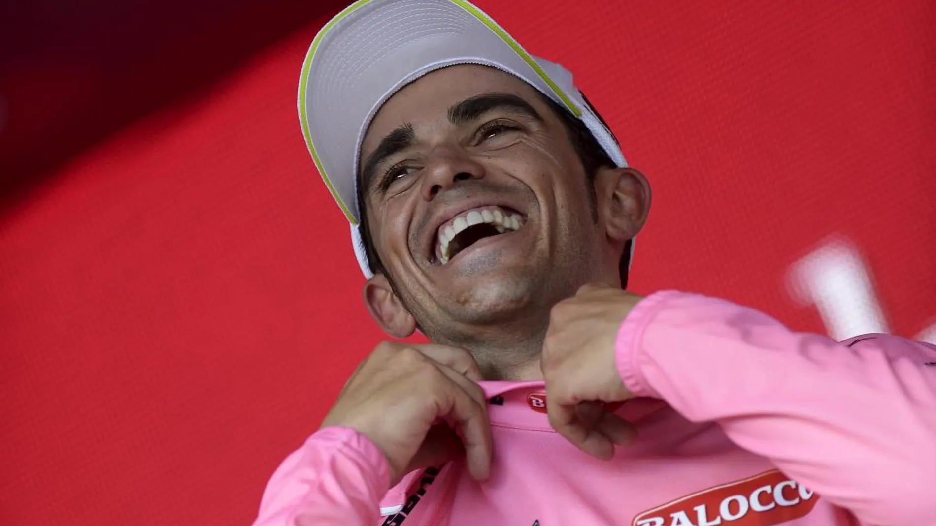 Alberto Contador se coloca la maglia rosa.